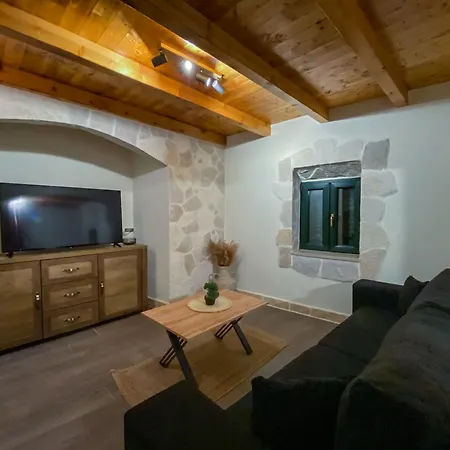 Bilini Dvori - House With Swimming Pool Vila