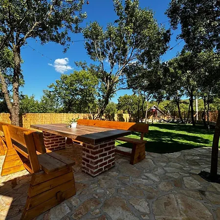 Bilini Dvori - House With Swimming Pool Runovic