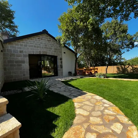 Bilini Dvori - House With Swimming Pool Villa