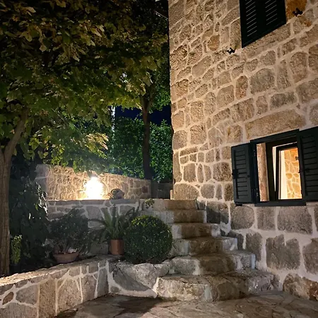 Bilini Dvori - House With Swimming Pool *