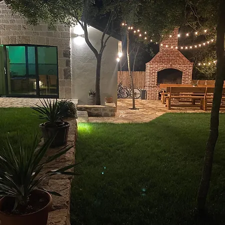 Bilini Dvori - House With Swimming Pool Runovic