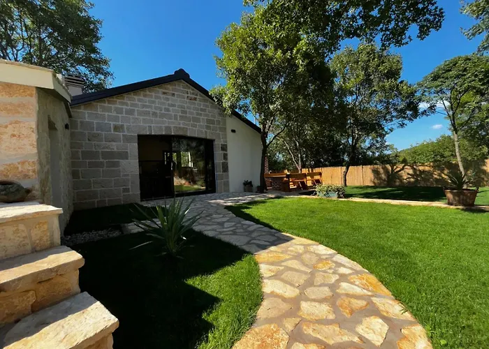 Bilini Dvori - House With Swimming Pool Вилла