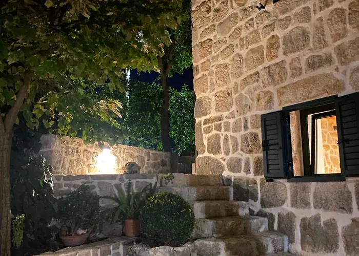 Bilini Dvori - House With Swimming Pool *