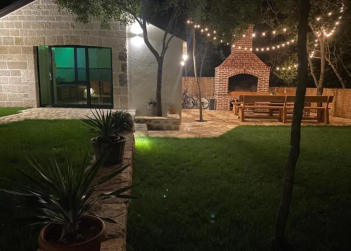 Bilini Dvori - House With Swimming Pool Runovic