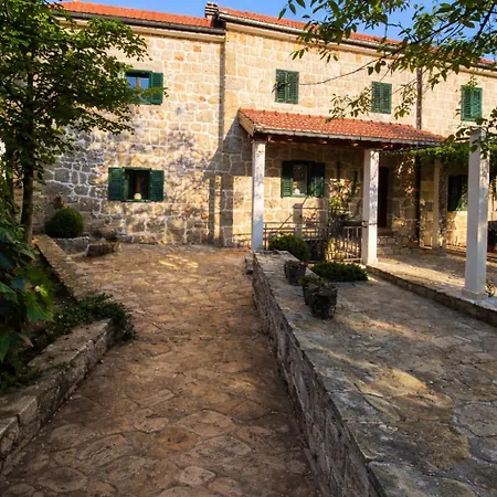 Bilini Dvori - House With Swimming Pool *